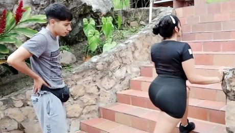 Latina with a big ass reaches a good agreement with her trainer and the very horny guy fucks her rich pussy - In Spanish