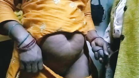 Desi bhabhi ko morning me sote huye masti chdha kar chod diya